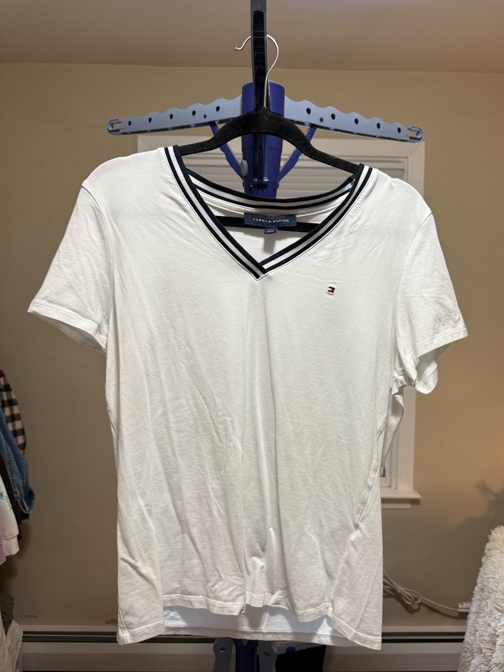 Tommy Hilfiger Sz Large White V-Neck Short Sleeve Women’s T-Shirt